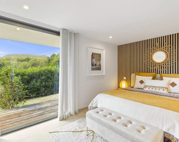 Pinarello, domaine sécurisé, villa 4 chambres, piscine, vue dégagée sur le maquis, plage à pied