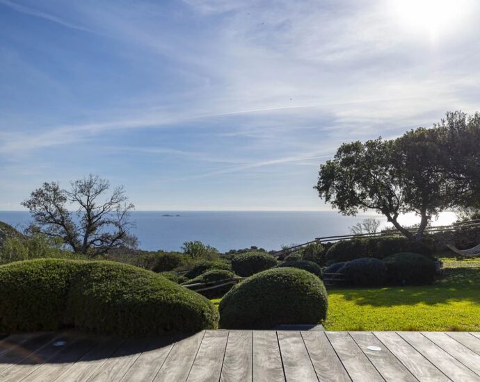 Porto-Vecchio, Palombaggia, Villa d&rsquo;architecte en pierre, vue mer panoramique, 4 chambres, piscine, proche plage