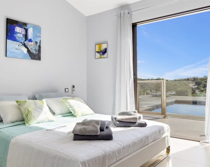 Porto vecchio, Palombaggia, villa 5 bedrooms, sea view, pool and nearby the beach,