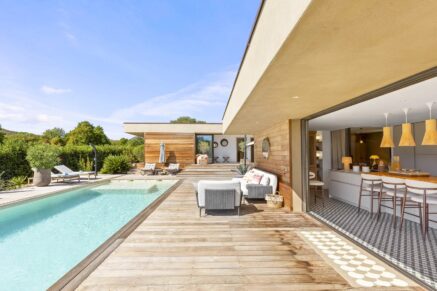 Pinarello, domaine sécurisé, villa 4 chambres, piscine, vue dégagée sur le maquis, plage à pied