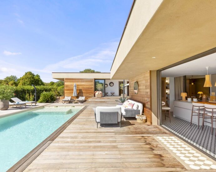 Pinarello, domaine sécurisé, villa 4 chambres, piscine, vue dégagée sur le maquis, plage à pied