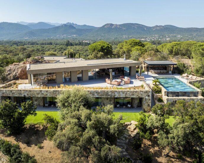 Sainte Lucie de Porto-Vecchio, Caramontinu, Private estate, 6-bedroom villa, swimming pool, sea view