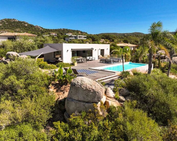 Porto-Vecchio, Villa 4 chambres, Vue panoramique mer et montagnes, piscine chauffée, proche plages