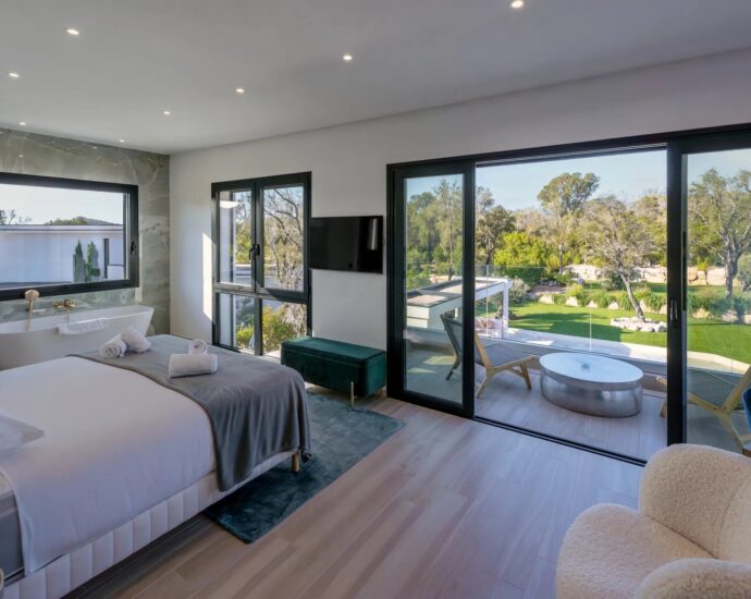 Private estate, 5-bedroom villa, swimming pool, close to the beach