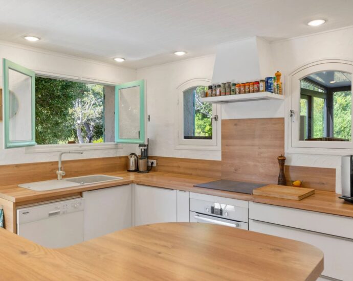 Porto Vecchio, Domaine de Cala Rossa, 5 bedroom villa, swimming pool, walking distance to the beach