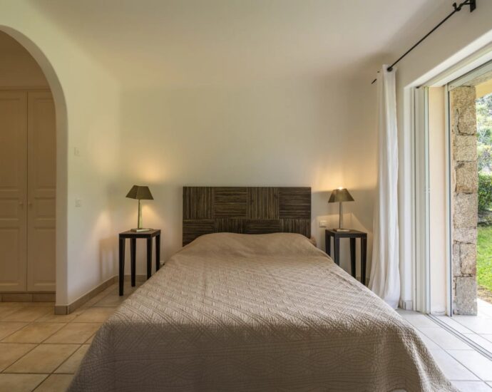 Porto-Vecchio, Domaine de Cala Rossa, 4 bedroom villa, swimming pool, walking distance to the beach