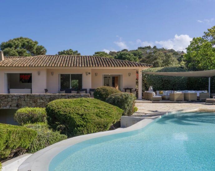 Porto-Vecchio, Domaine de Cala Rossa, 4 bedroom villa, swimming pool, walking distance to the beach