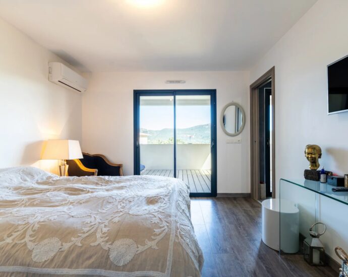 Porto-Vecchio, Duplex Apartment, 5 Bedrooms, Mountain View, Shared Pool