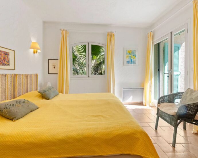 Porto Vecchio, Domaine de Cala Rossa, 5 bedroom villa, swimming pool, walking distance to the beach