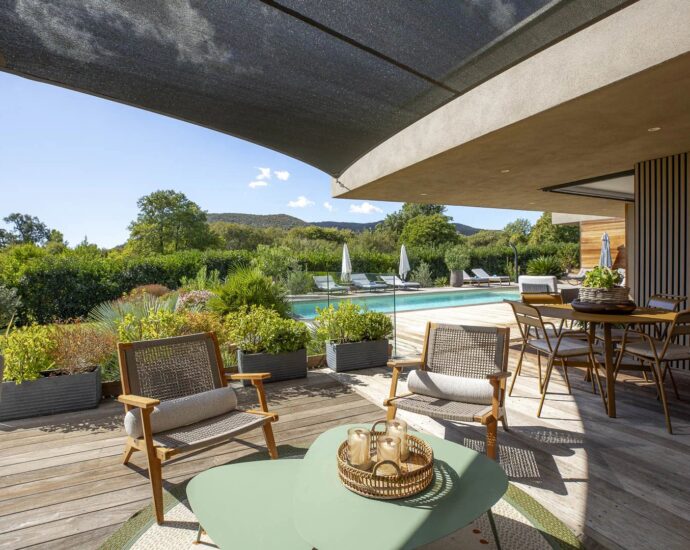 Pinarello, domaine sécurisé, villa 4 chambres, piscine, vue dégagée sur le maquis, plage à pied