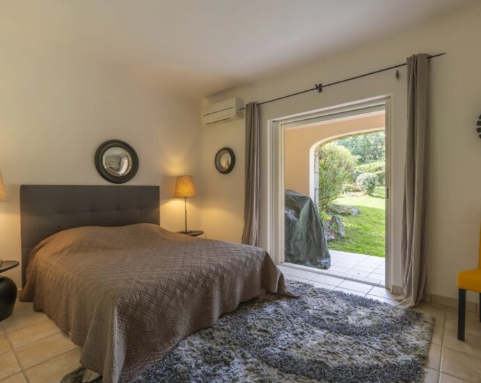 Porto-Vecchio, Domaine de Cala Rossa, 4 bedroom villa, swimming pool, walking distance to the beach