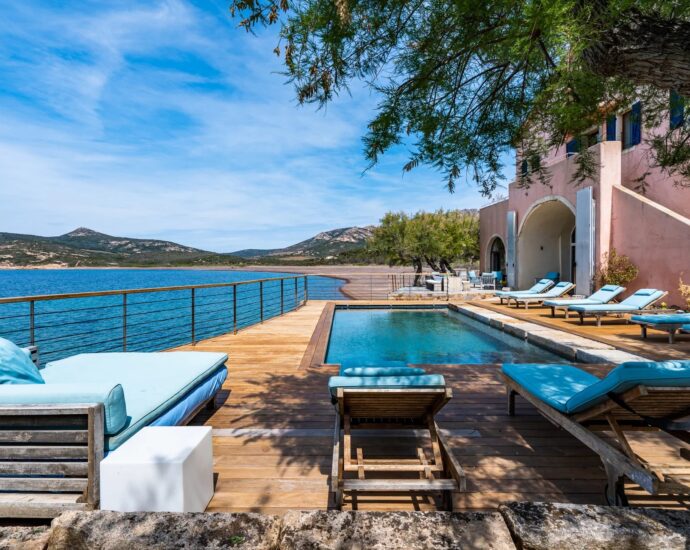 Galeria, Domaine privé, Villa pied dans l&rsquo;eau, 8 chambres, vue mer panoramique, piscine chauffée, proche de Calvi
