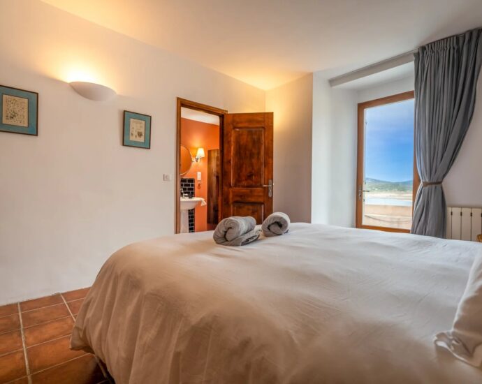 Galeria, Domaine privé, Villa pied dans l&rsquo;eau, 8 chambres, vue mer panoramique, piscine chauffée, proche de Calvi