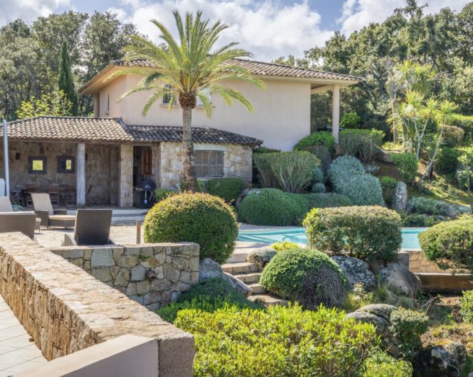 Porto-Vecchio, Domaine de Cala Rossa, 4 bedroom villa, swimming pool, walking distance to the beach