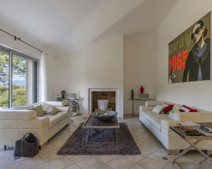 Porto-Vecchio, Domaine de Cala Rossa, 4 bedroom villa, swimming pool, walking distance to the beach