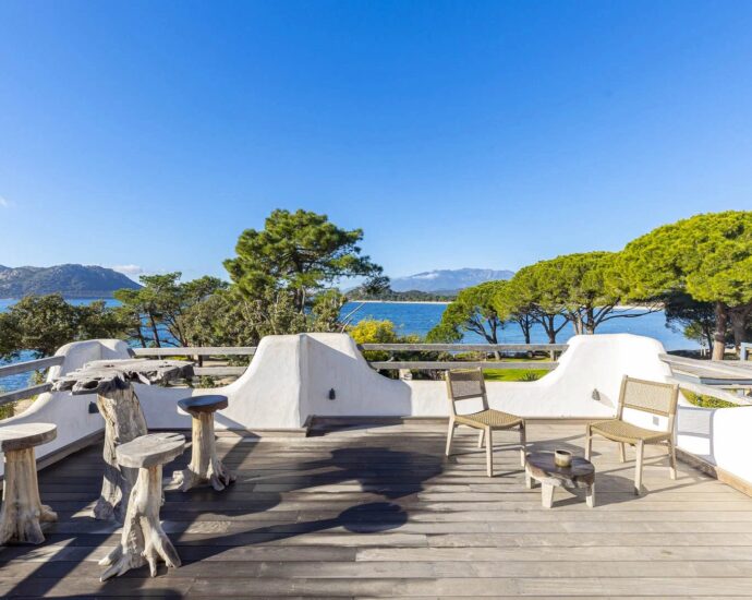 Porto-Vecchio, Domaine de Cala Rossa, villa pied dans l’eau, vue mer panoramique, 5 chambres, plage à pied