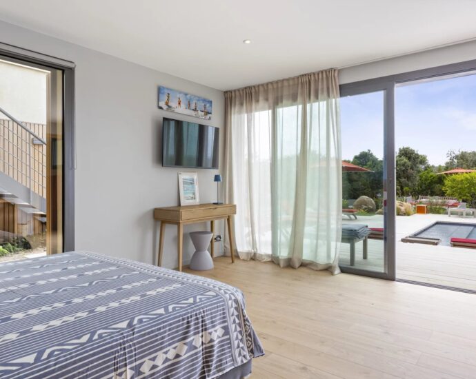 Bonifacio, Villa 5 chambres, piscine chauffée, practice de golf, vue montagne panoramique, proche plages