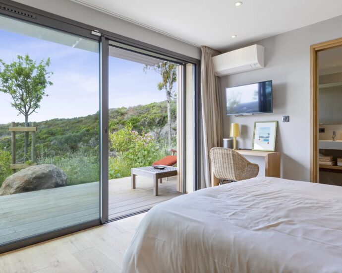 Bonifacio, Villa 5 chambres, piscine chauffée, practice de golf, vue montagne panoramique, proche plages