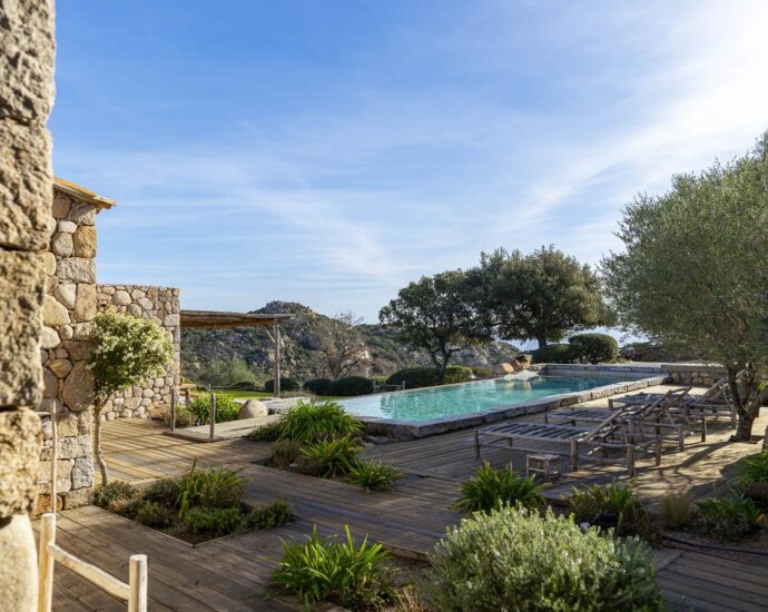 Porto-Vecchio, Palombaggia, Villa d&rsquo;architecte en pierre, vue mer panoramique, 4 chambres, piscine, proche plage