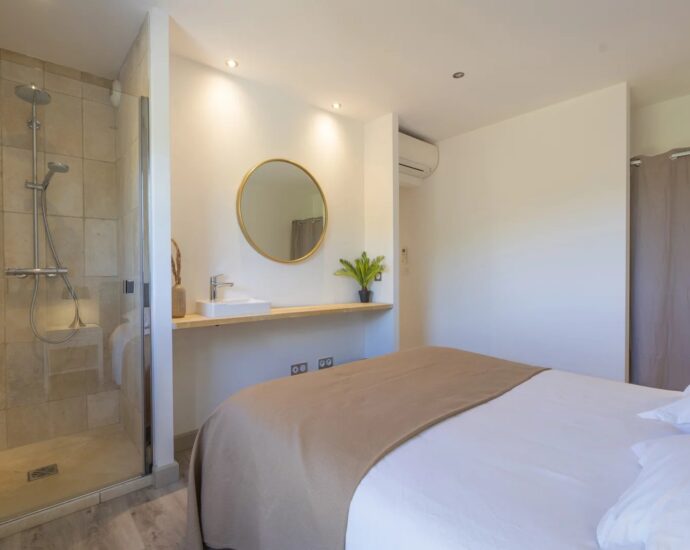 Cala Rossa, Villa with Garden, 3 Bedrooms, Walking Distance to the Beach