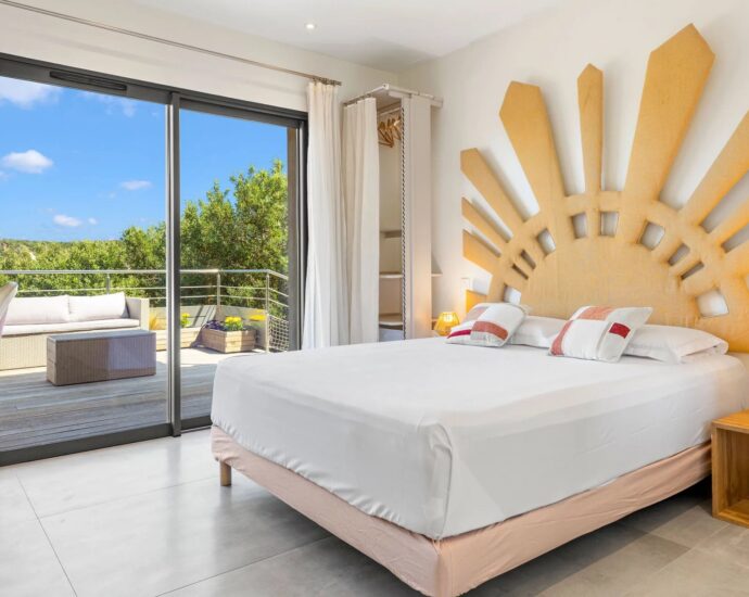 Pianottoli-Caldarello, Villa with Panoramic Sea Views, 7 Bedrooms, Pool, Jacuzzi, Walking Distance to the Beach