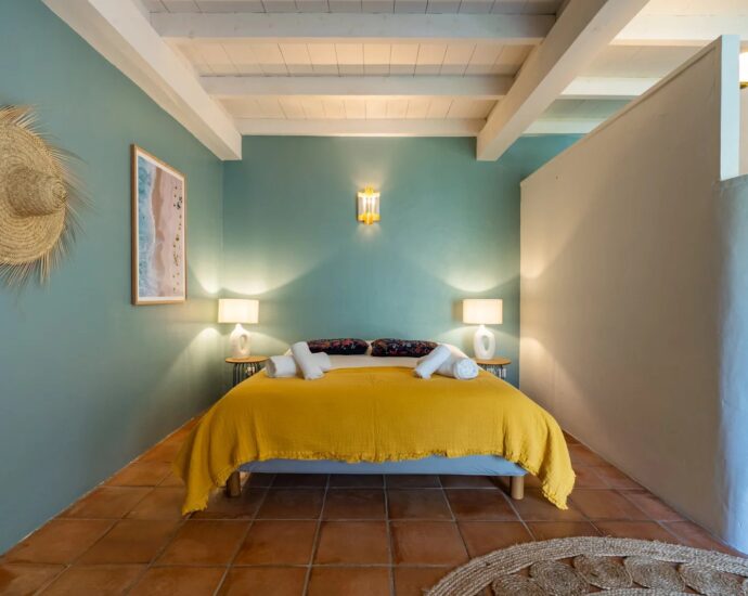 Saint-Florent, villa en pierres, 5 chambres, parc arboré avec piscine, proche plage