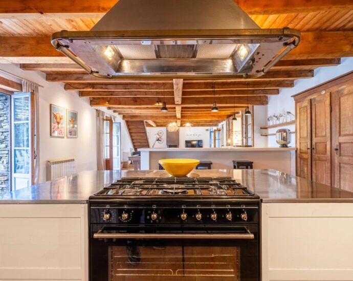 Saint-Florent, villa en pierres, 5 chambres, parc arboré avec piscine, proche plage