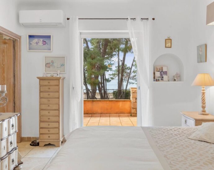 Exceptional, in the Cala Rossa area, 2 semi-detached villas, waterfront