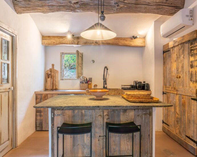 Porto-Vecchio, Piccovaggia, Stone villa with infinity pool, 4 bedrooms, open views, near Palombaggia beach