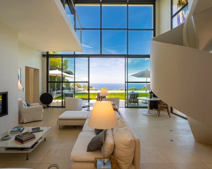 Baie de Calvi, Villa d&rsquo;architecte pour 10 personnes, vue mer panoramique, piscine, proche des plages.