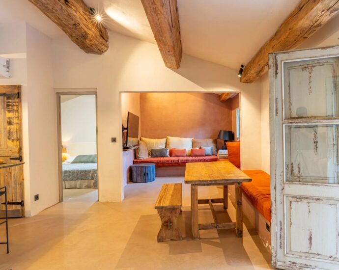 Porto-Vecchio, Piccovaggia, Stone villa with infinity pool, 4 bedrooms, open views, near Palombaggia beach