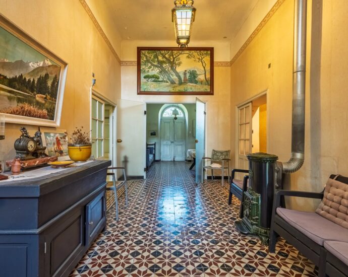 L’Île-Rousse, centre-ville, Maison de Maître à rénover, 10 chambres, vue mer, plage à pied