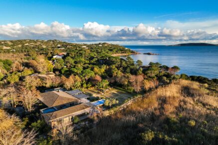 Plage de Cala Rossa, Villa 6 chambres, pied dans l&rsquo;eau, piscine, vue mer, plage à pied