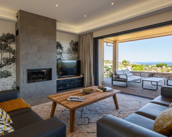 Bonifacio, 6 bedroom villa, panoramic sea view, swimming pool, close to the beach