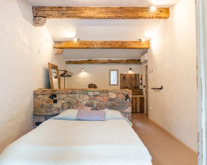 Porto-Vecchio, Piccovaggia, Stone villa with infinity pool, 4 bedrooms, open views, near Palombaggia beach