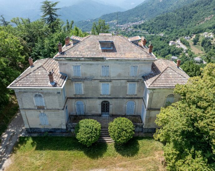Santo-Pietro-di-Venaco, Château Pozzo-di-Borgo, 12 rooms, park panoramic mountain views