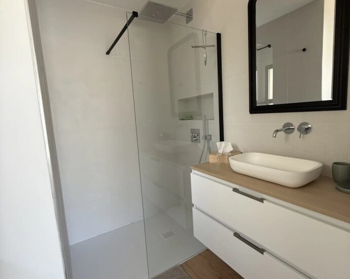 Lecci, Villa contemporaine de plain-pied, vue dégagée, piscine, spa, proche plage