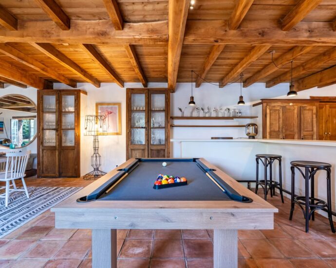 Saint-Florent, villa en pierres, 5 chambres, parc arboré avec piscine, proche plage