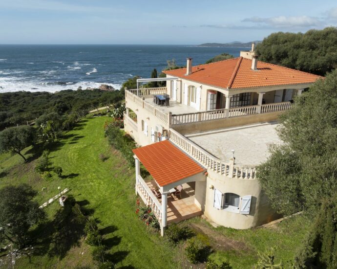 Sagone , Villa vue mer panoramique, 8 chambres, piscine, plage à pied