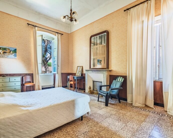 L’Île-Rousse, centre-ville, Maison de Maître à rénover, 10 chambres, vue mer, plage à pied