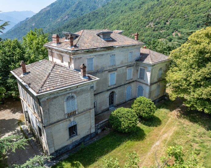 Santo-Pietro-di-Venaco, Château Pozzo-di-Borgo, 12 rooms, park panoramic mountain views