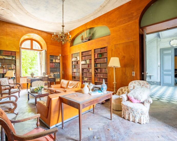 Santo-Pietro-di-Venaco, Château Pozzo-di-Borgo, 12 rooms, park panoramic mountain views