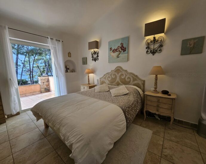 Exceptional, in the Cala Rossa area, 2 semi-detached villas, waterfront