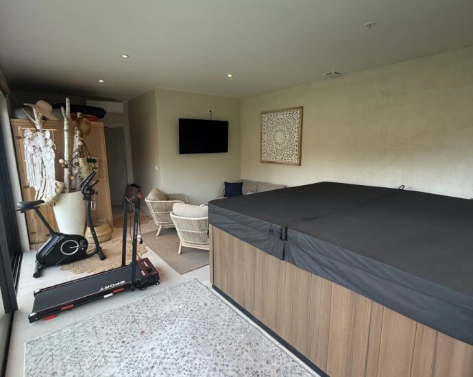 Lecci, Villa contemporaine de plain-pied, vue dégagée, piscine, spa, proche plage