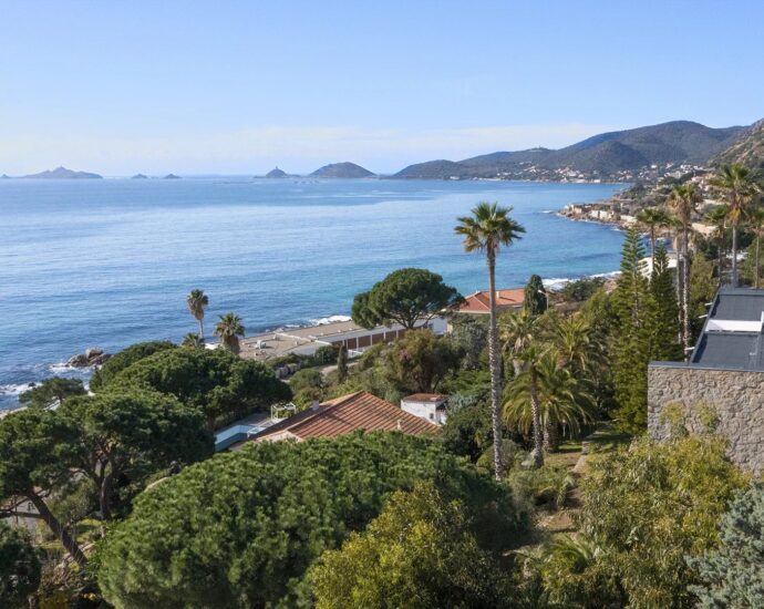 Ajaccio, Route des Sanguinaires, Villa vue mer, 5 chambres, Piscine, plage à pied