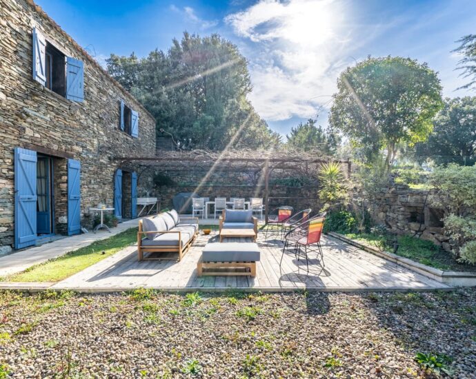 Saint-Florent, villa en pierres, 5 chambres, parc arboré avec piscine, proche plage