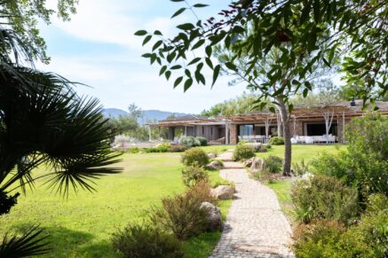 Plage de Cala Rossa, Villa 6 chambres, pied dans l&rsquo;eau, piscine, vue mer, plage à pied