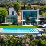 Bay of Calvi, architect-designed villa for 10 people, panoramic sea view, swimming pool, close to beaches.