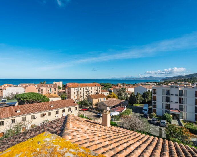 L’Île-Rousse, centre-ville, Maison de Maître à rénover, 10 chambres, vue mer, plage à pied