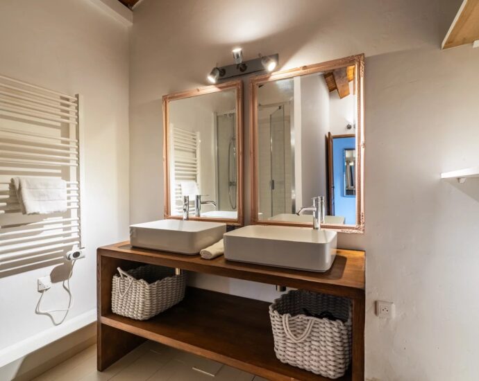 Saint-Florent, villa en pierres, 5 chambres, parc arboré avec piscine, proche plage